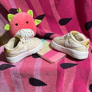 Nike Kids Beige and White Low-Top Sneakers